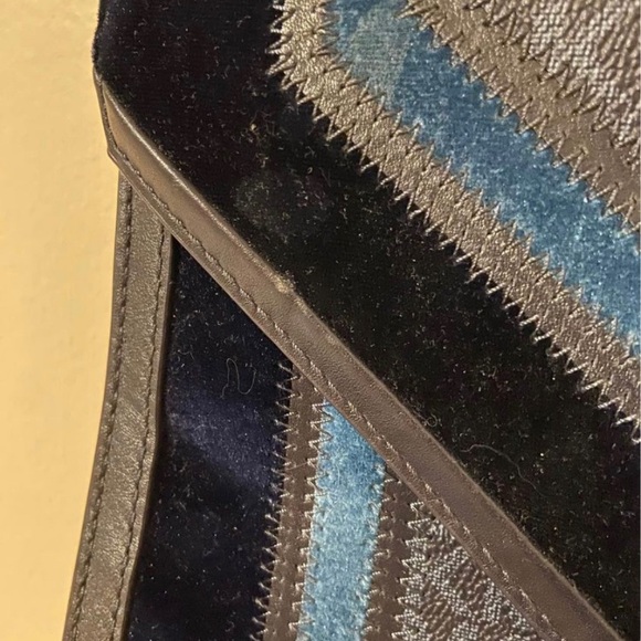 Michael Kors blue crossbody bag. - Picture 4 of 5